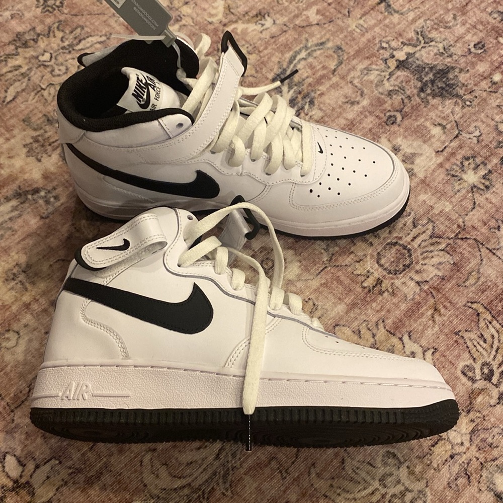 NWT Nike AF1 Mid LE GS White/Black